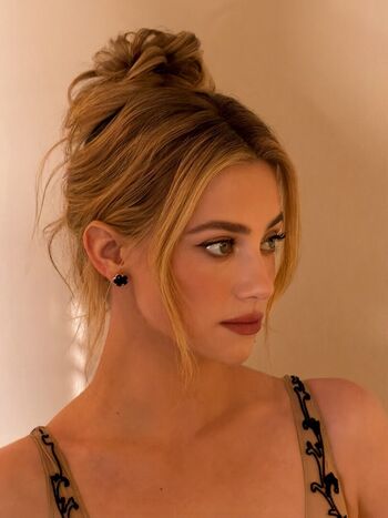 Lili Reinhart